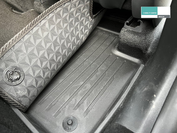 Tesla Model Y Luxus-Fußmatten-Set, 6-teilig - Gummimatte mit Velours-Auflage, E-Mobility Shop, Detail Klipse