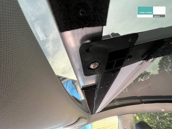 Sonnenschutz-Plissee Tesla Model Y, E-Mobility Shop, Detail Befestigung und Montage