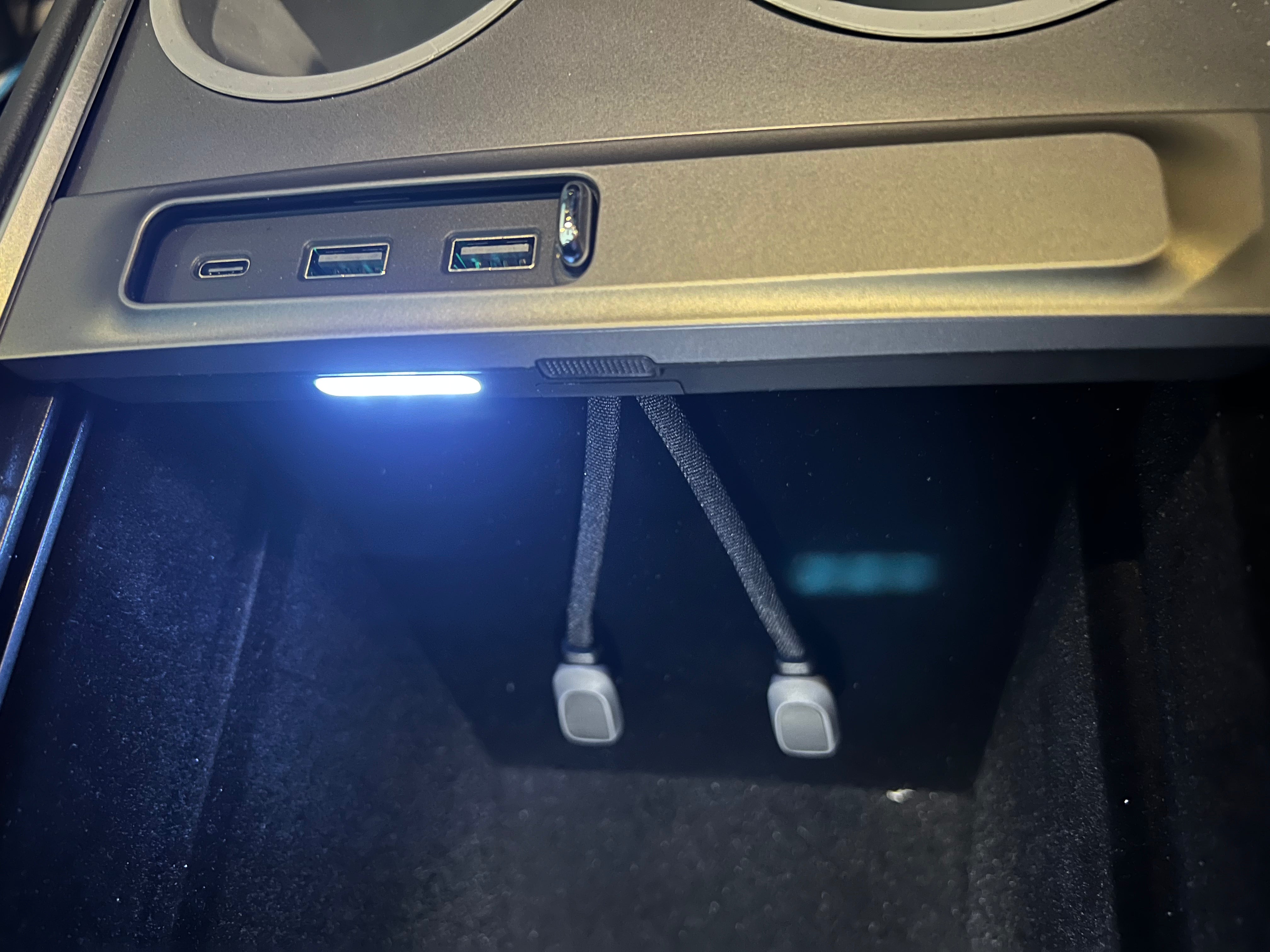 Tesla Model 3 Y USB Hub Docking Station mit Licht E Mobility
