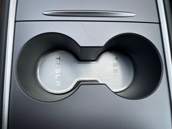 Tesla Model 3 a Y vložka na láhev – vstup do držáku pohárků